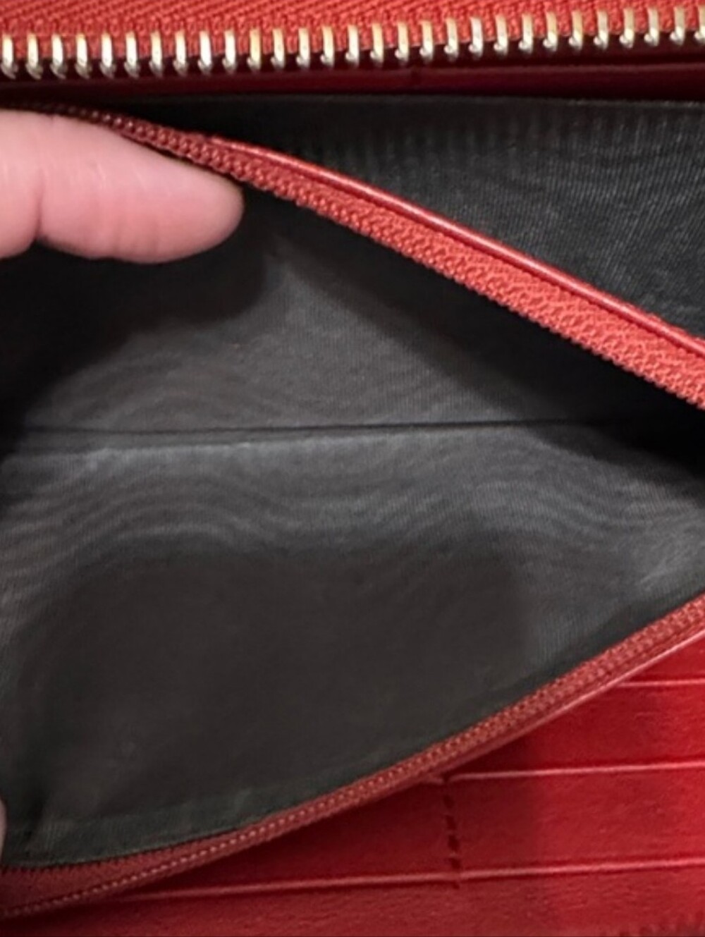 Gucci Glossy Red Embossed GG Patent Wallet/Pristine/ Gorgeous/No Callouts - Picture 5 of 6